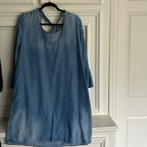 Great Tencel  dress 35 inches long and 21 inches across. This has a bell sleeve